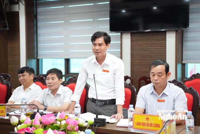 Ông Trần Văn Sơn - Chủ tịch UBND xã Đô Lương báo cáo tình hình triển khai các dự án và tiến độ giải ngân vốn đầu tư công. Ảnh: Nguyễn Toàn