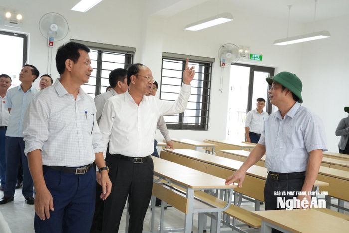 Phó Chủ tịch Thường trực UBND tỉnh Bùi Thanh An ghi nhận tiến độ thi công dự án. Ảnh: Nguyễn Toàn