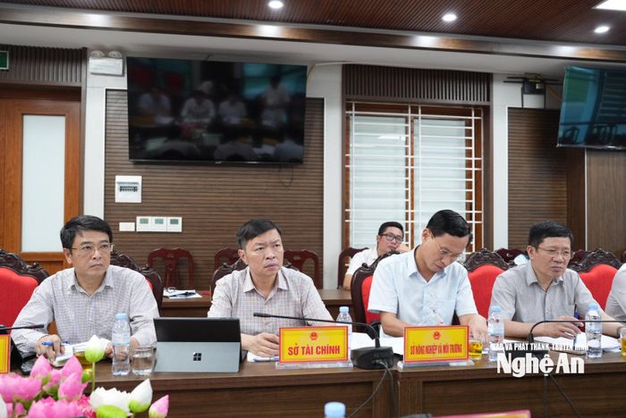 Lãnh đạo các sở, ngành tại buổi làm việc. Ảnh: Nguyễn Toàn