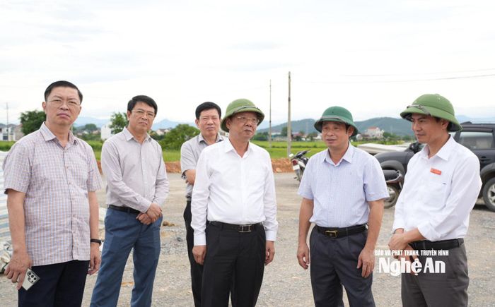 Đồng chí Bùi Thanh An đánh giá cao kết quả thực hiện giải ngân vốn đầu tư công của xã Đô Lương. Ảnh: Nguyễn Toàn