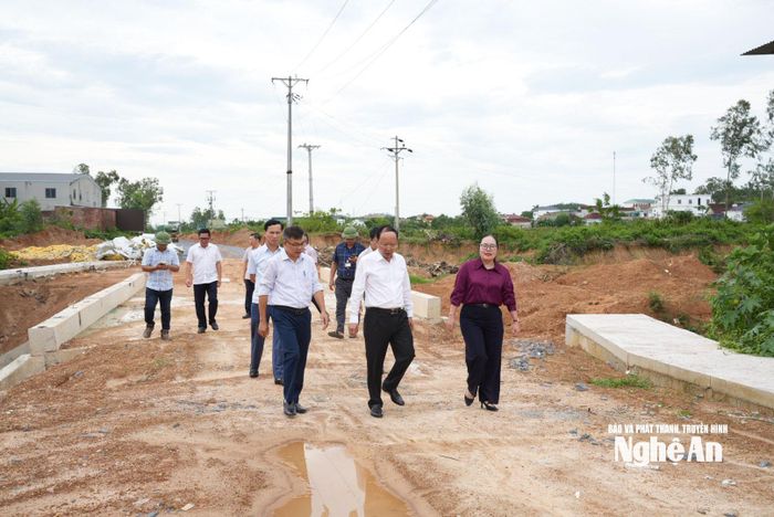 Phó Chủ tịch Thường trực UBND tỉnh Bùi Thanh An kiểm tra dự án đường giao thông tại xã Phúc Lộc. Ảnh: Nguyễn Toàn