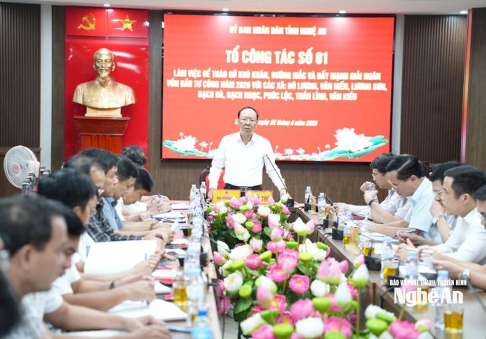 Phó Chủ tịch Thường trực UBND tỉnh Bùi Thanh An đánh giá kết quả giải ngân vốn đầu tư công của 8 xã nằm trong tốp đầu của tỉnh. Ảnh Nguyễn Toàn