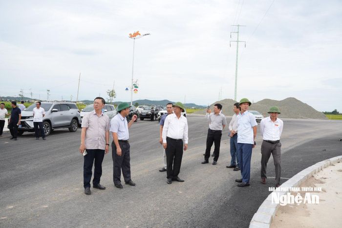 Đoàn công tác kiểm tra tiến độ thi công công trình đầu tư công. Ảnh: Nguyễn Toàn