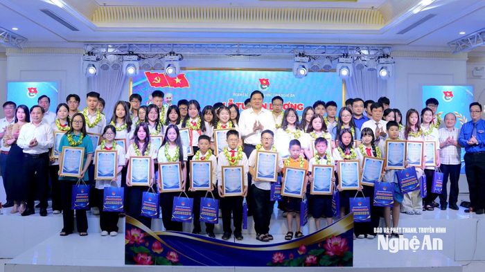 Ban tổ chức trao giấy khen và quà cho học sinh có thành tích tiêu biểu trong học tập và rèn luyện năm học 2025-2026.