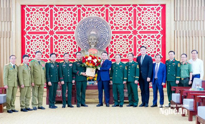 Đoàn đại biểu 3 tỉnh Hủa Phăn, Xiêng Khoảng, Bô Ly Khăm Xay tặng hoa chúc mừng tỉnh Nghệ An nhân kỷ niệm 81 năm Cách mạng Tháng Tám thành công và Quốc khánh 2/9. Ảnh: Phạm Bằng