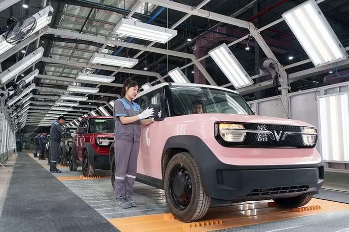 Nhà máy Sản xuất ô tô điện VinFast Hà Tĩnh tọa lạc tại KKT Vũng Áng, là một trong những cơ sở sản xuất xe điện tiên tiến hàng đầu tại Việt Nam và khu vực.