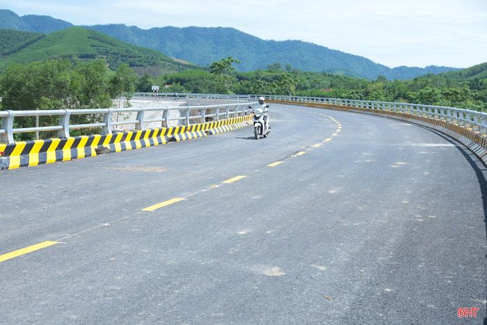Theo Trưởng thôn Trung Lĩnh, những ngày qua, dù mưa lớn kéo dài nhưng không xảy ra ngập lụt khi có cầu Lâm Lĩnh mới, người dân đi lại thuận lợi.
