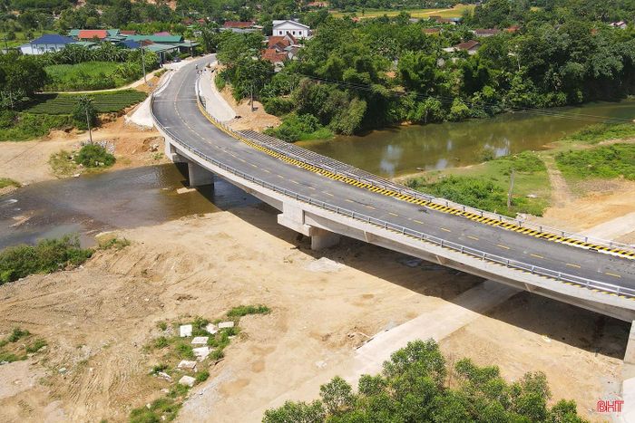 Cầu Lâm Lĩnh mới sắp được đưa vào khai thác đã mang lại niềm vui cho người dân địa phương, nhất là với khu dân cư với khoảng 100 hộ ở thôn Trung Lĩnh nằm ngay sát cầu.