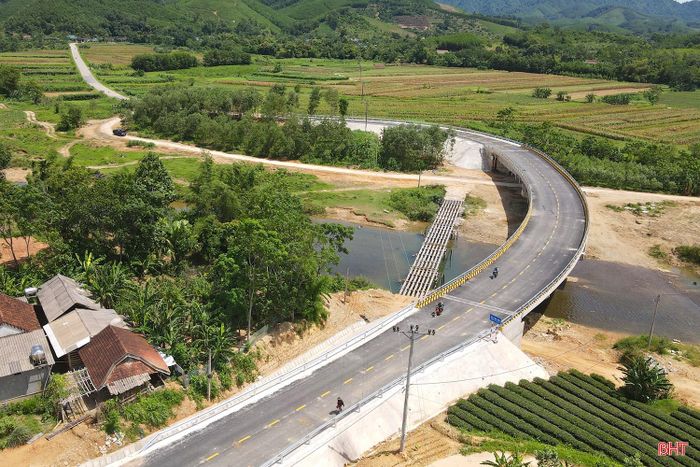 Ngay sau khi khởi công, nhà thầu đã huy động nhân lực, máy móc tập trung thi công. Tuy nhiên, các đợt mưa kéo dài vào cuối năm 2025 đã ảnh hưởng trực tiếp đến quá trình thi công, đặc biệt là thi công kết cấu phần dưới cầu (cọc khoan nhồi, bệ mố, bệ trụ) trong điều kiện sông suối miền núi. Cùng với đó, biến động giá nhiên liệu, vật liệu xây dựng cũng gây khó khăn cho nhà thầu.