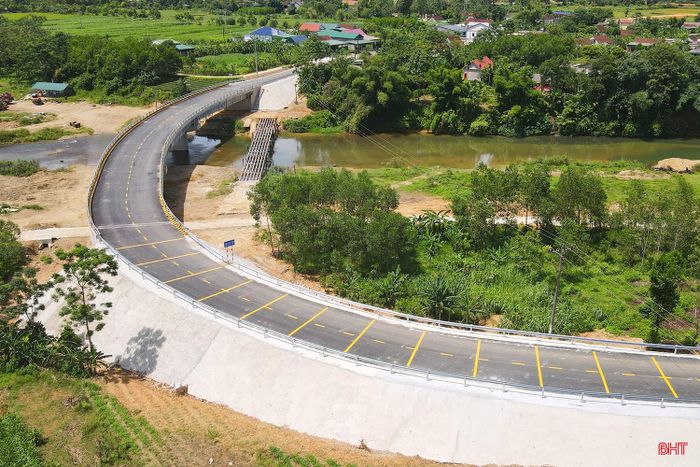 Và sau gần 10 tháng thi công, tới nay, cầu Lâm Lĩnh mới đã cơ bản hoàn thành, có thể bàn giao, đưa vào khai thác.