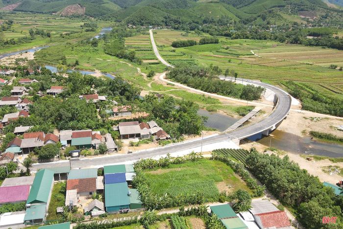 “Trước đây, cứ vào mùa mưa lũ, cầu tràn Lâm Lĩnh thường xuyên bị ngập lụt, có thời điểm bị ngập sâu từ 1–2m, không chỉ giao thông bị chia cắt, mà khu dân cư ở thôn Trung Lĩnh cũng bị cô lập. Tại các cuộc họp dân hay tiếp xúc cử tri, người dân nhiều lần đề xuất việc nâng cấp, sửa chữa cầu. Tới nay, khi cầu mới đã được xây dựng, người dân vui mừng, phấn khởi lắm”, ông Hồ Sỹ Dũng - Trưởng thôn Trung Lĩnh, xã Sơn Hồng chia sẻ.