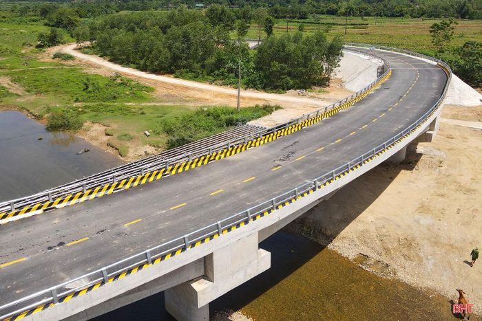 Cầu tràn Lâm Lĩnh cũ dài 65,5m, rộng 4,5m, bắc qua sông Con trên quốc lộ 8C, nối thôn Thượng Lâm, xã Sơn Giang với thôn Trung Lĩnh, xã Sơn Hồng. Cầu được đưa vào sử dụng từ năm 1998, ít khi được nâng cấp nên nhiều hạng mục xuống cấp nghiêm trọng, gây mất ATGT và thường xuyên bị ngập lụt, chia cắt giao thông vào mùa mưa lũ. Trước thực tế này, Cục Đường bộ Việt Nam đã quyết định đầu tư xây dựng cầu Lâm Lĩnh mới, thay thế cầu tràn cũ, giao Sở Xây dựng Hà Tĩnh làm chủ đầu tư.
