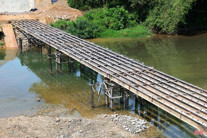 Thời điểm này, Công ty CP Quản lý và xây dựng công trình giao thông 487 đang tiến hành tháo dỡ hệ thống sắt thép trên cầu tràn Lâm Lĩnh tại Km122+700 quốc lộ 8C. Đây là phần việc cuối cùng trước khi cầu Lâm Lĩnh mới được bàn giao, đưa vào khai thác.