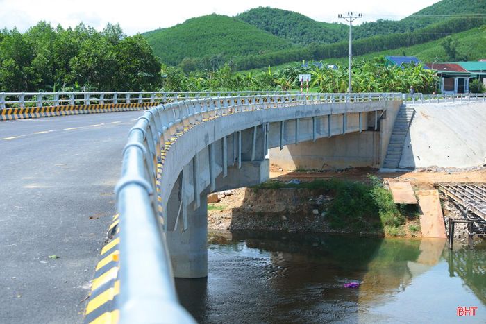 Cầu Lâm Lĩnh mới có tổng mức đầu tư 30 tỷ đồng, được triển khai thi công từ tháng 11/2025, trên phạm vi cầu tràn cũ. Cầu có 3 nhịp, bề rộng mặt cầu 9m, chiều dài 113,4m, đường 2 đầu cầu được vuốt nối với đường cũ hiện trạng.