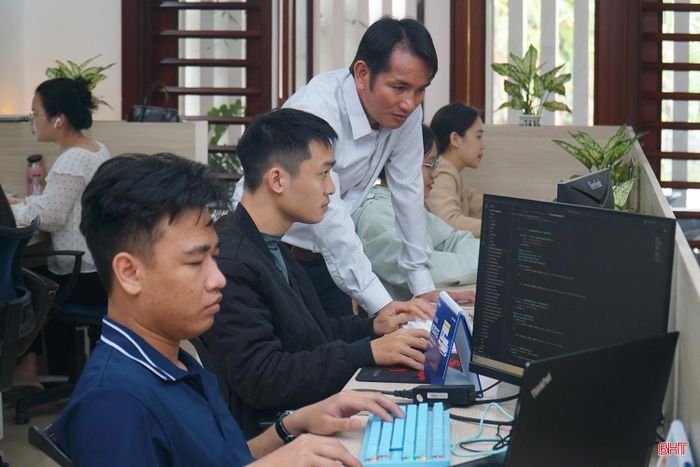 Ông Nguyễn Văn Hiếu (người mặc áo trắng) hướng dẫn nhân viên Công ty CP Xuất nhập khẩu bảo hộ lao động LASA (phường Thành Sen) ứng dụng AI trong công việc.