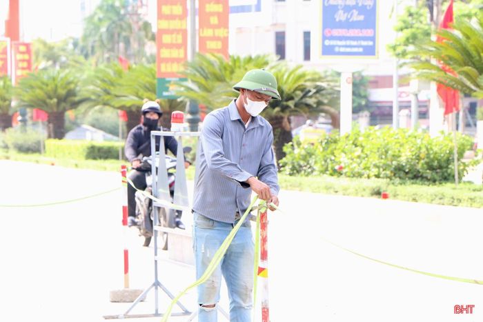 Các đơn vị phải bố trí công nhân cảnh báo, đảm bảo an toàn cho người tham gia giao thông trong quá trình thi công dự án.