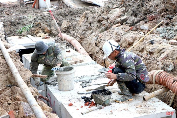 Công nhân, máy móc thi công nhịp nhàng, khẩn trương.