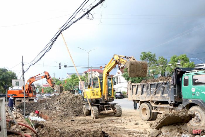 Công ty CP Nam Khánh huy động xe, máy để đồng loạt triển khai thi công nhiều mũi, vừa lắp đặt cống thoát nước, vừa hoàn trả mặt bằng để không làm ảnh hưởng lớn để việc đi lại, sinh hoạt của người dân.