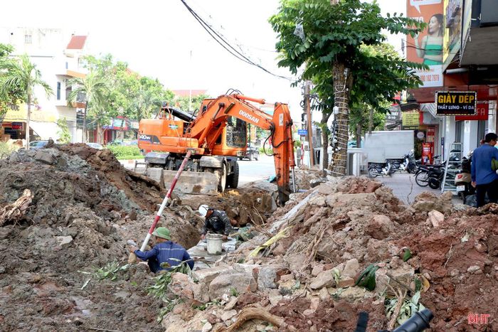 Công ty TNHH Xây dựng và Thương mại Thành Linh gấp rút huy động máy móc, nhân công hoàn thiện lắp đặt những mét cống thoát nước cuối cùng.