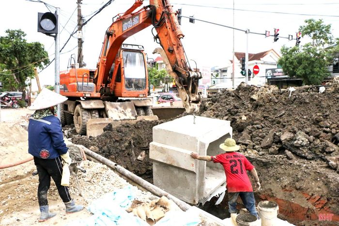 Tại các điểm giao cắt, mật độ hạ tầng kỹ thuật dày đặc khiến việc đào đắp, lắp đặt cống thoát nước trở nên phức tạp hơn.