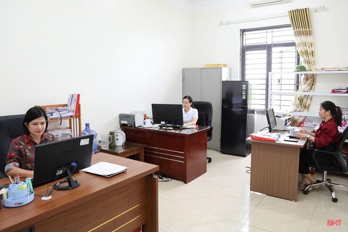 Cũng trong sáng nay, 100% cán bộ, công chức, người lao động tại xã Nghi Xuân đến làm việc đúng giờ theo kế hoạch.
