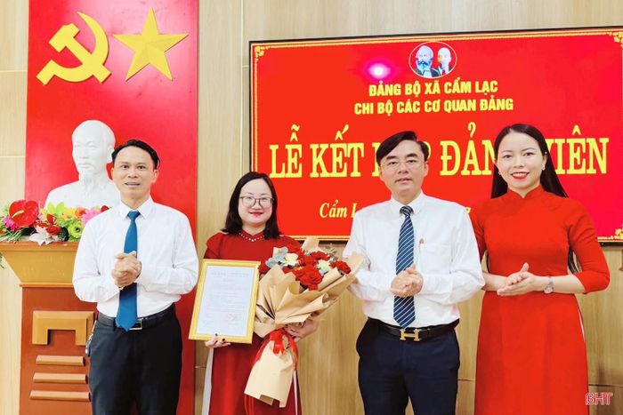  Tại nhiều địa phương, ngày làm việc hoán đổi không chỉ duy trì nhiệm vụ chuyên môn mà còn diễn ra nhiều hoạt động, sự kiện theo kế hoạch. Trong ảnh: Lễ kết nạp đảng viên tại xã Cẩm Lạc. 