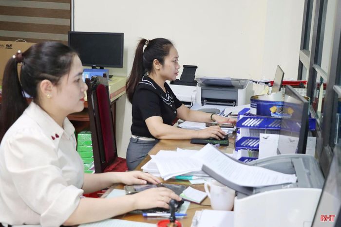  Theo ghi nhận, hầu hết cán bộ, công chức thực hiện ngày làm việc hoán đổi với tâm lý thoải mái. Việc bố trí làm bù trước kỳ nghỉ dài giúp mọi người chủ động sắp xếp công việc, đồng thời có thêm thời gian nghỉ ngơi, sum họp cùng gia đình. 