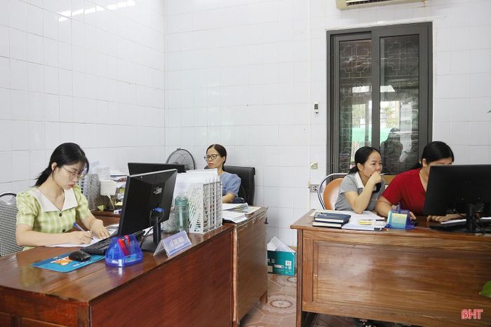Tại Chi cục Trồng trọt và Bảo vệ thực vật Hà Tĩnh, cán bộ, công chức tập trung cao các phần việc liên quan đến công tác chỉ đạo, hướng dẫn thu hoạch vụ hè thu.