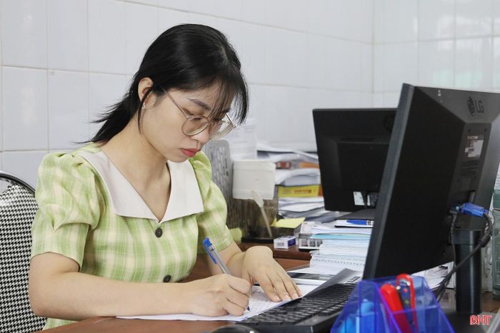 Trong giai đoạn lúa hè thu bước vào cao điểm thu hoạch, khối lượng công việc tăng, đòi hỏi cán bộ chuyên môn phải thường xuyên bám sát cơ sở, cập nhật tình hình để kịp thời tham mưu, hướng dẫn sản xuất.