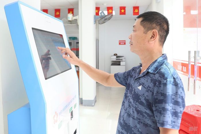 Tại Trung tâm Phục vụ hành chính công phường Thành Sen, từ sáng sớm, công dân đã có mặt, lấy số thứ tự để thực hiện các thủ tục hành chính theo nhu cầu.