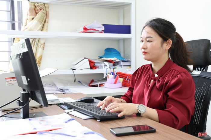 Mỗi người một phần việc, từ tham mưu văn bản, hoàn thiện báo cáo đến xây dựng kế hoạch đều được cán bộ, công chức tập trung triển khai với tinh thần trách nhiệm, tận tâm, bảo đảm tiến độ.
