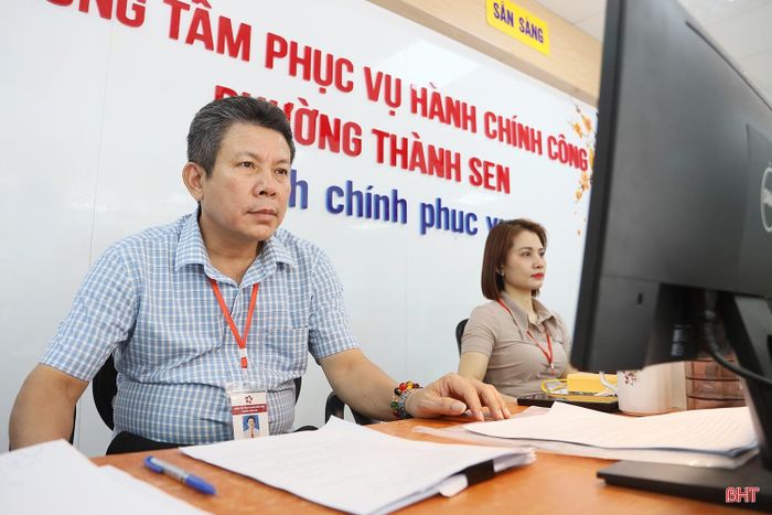 So với ngày thường, lượng giao dịch trong ngày làm việc hoán đổi ít hơn. Tuy vậy, các hoạt động tại Trung tâm Phục vụ hành chính công phường Thành Sen vẫn được duy trì nghiêm túc, đúng quy trình, quy định. 100% cán bộ, công chức có mặt đúng giờ, thực hiện đầy đủ nhiệm vụ được phân công, bảo đảm việc tiếp nhận và giải quyết thủ tục hành chính cho người dân không bị gián đoạn.