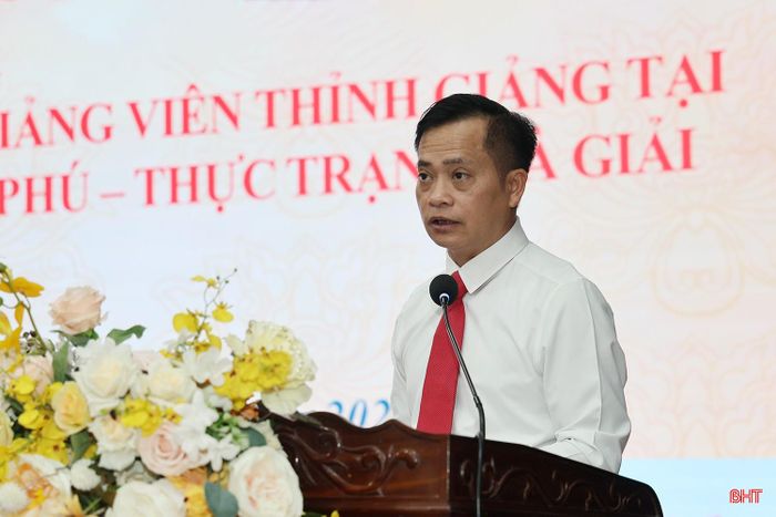 TS. Nguyễn Quang Ngọc - Phó Hiệu trưởng Trường Chính trị Trần Phú báo cáo đề dẫn hội thảo.