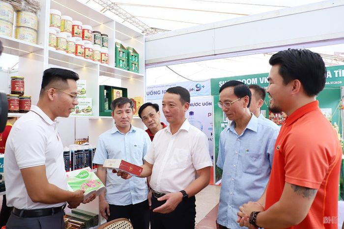 Chủ tịch UBND tỉnh Phan Thiên Định tham quan gian hàng của Hội Doanh nhân trẻ Hà Tĩnh.