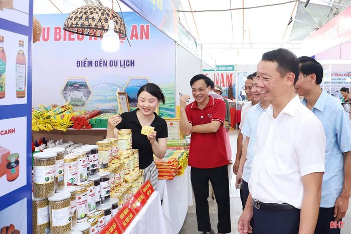 Chủ tịch UBND tỉnh Phan Thiên Định tìm hiểu sản phẩm của tỉnh Nghệ An.