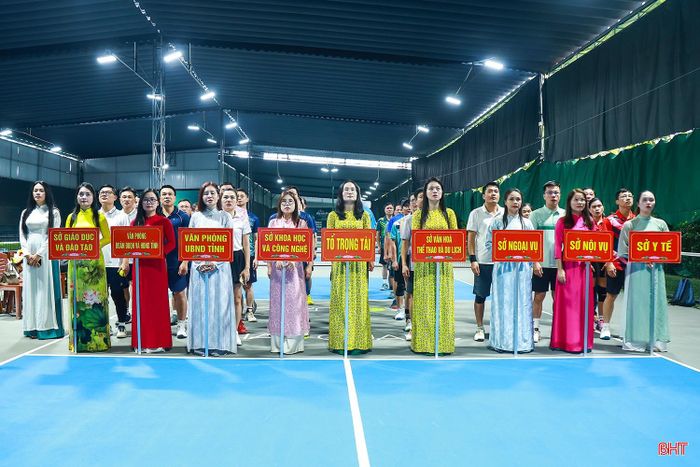 Giải đấu năm nay thu hút sự tham gia của 36 VĐV đến từ các đơn vị trong khối, thi đấu với 3 nội dung: đôi lãnh đạo, đôi nam và đôi nam nữ.