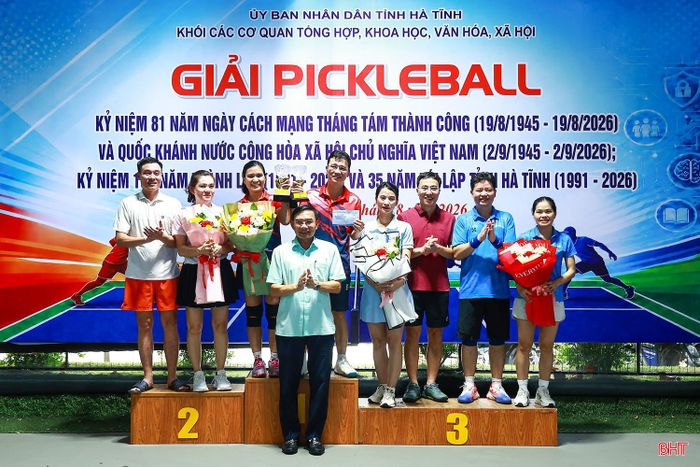 ...và trao giải ở nội dung đôi nam nữ
