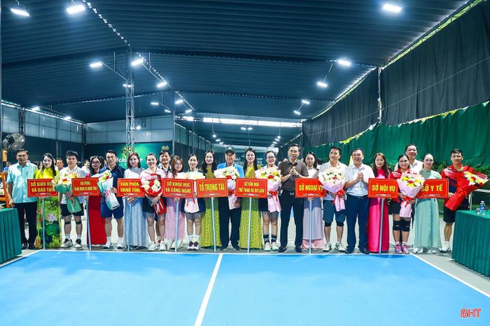 Ở nội dung đôi nam, các VĐV sẽ thi đấu vòng tròn để chọn ra 3 đội giành giải nhất, nhì, ba; 2 nội dung còn lại chia bảng, thi đấu vòng loại để chọn ra các đội xuất sắc vào bán kết, chung kết. Trong ảnh: Ban tổ chức tặng hoa cho các đội tham dự giải.