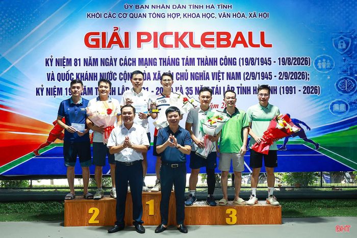 Ban Tổ chức trao giải ở nội dung đôi nam...