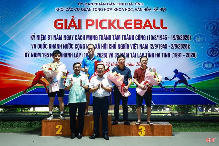 Kết thúc giải đấu, Ban Tổ chức đã trao giải nhất, nhì, ba cho những đội xuất sắc ở các nội dung thi đấu. Trong ảnh: Ban Tổ chức trao giải ở nội dung đôi lãnh đạo.