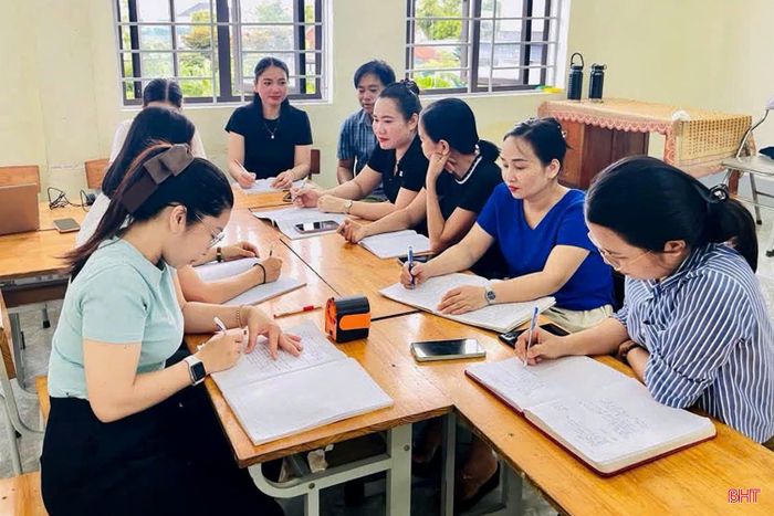 Giáo viên Trường Tiểu học Cẩm Quang sinh hoạt chuyên môn nghiệp vụ, chuẩn bị đón năm học mới.