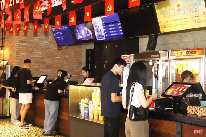 Khán giả Hà Tĩnh mua vé xem phim "Nghỉ hè sợ nghỉ hưu" tại Rạp CGV Vincom Hà Tĩnh.