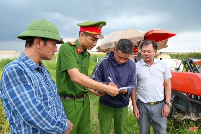 Ngoài ra, các xã, phường rà soát số lượng máy gặt đập liên hợp, chủ động phương án điều tiết phù hợp giữa các vùng, tránh tình trạng thiếu máy cục bộ. Ông Nguyễn Thanh Hoàn - Phó Trưởng phòng Kinh tế, UBND xã Trường Lưu cho biết: "Xã phối hợp với lực lượng công an bám sát cơ sở, kịp thời ngăn chặn tình trạng bảo kê máy gặt, ép giá hay tăng giá dịch vụ, giúp người dân thu hoạch thuận lợi".
