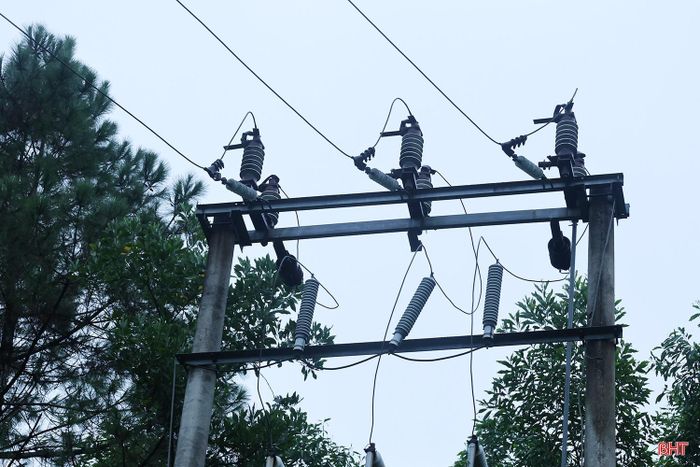 Trạm biến áp hồ Khe Giao phục vụ vận hành cống lấy nước và vận hành tràn dâng hạ lưu hồ Khe Giao.