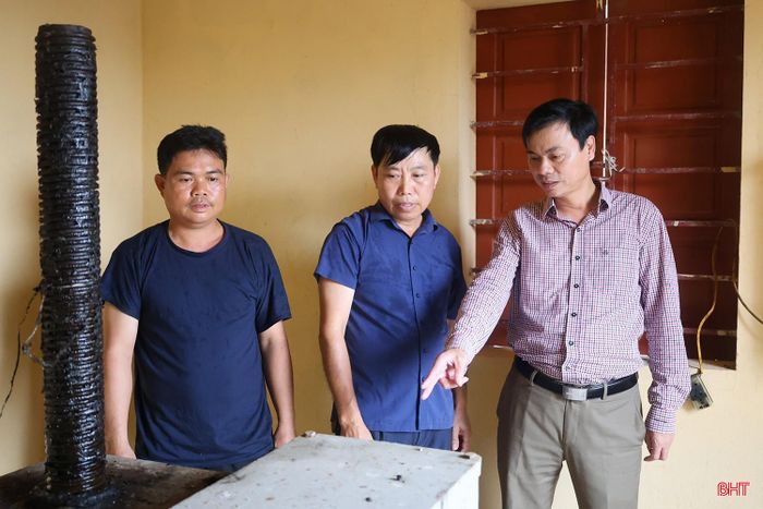 Ông Nguyễn Văn Thắng (người bên phải) - Phó Giám đốc Công ty TNHH MTV Thủy lợi Hà Tĩnh kiểm tra công tác vận hành hồ Khe Giao.