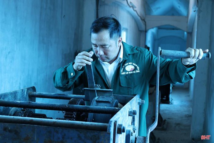 Ông Nguyễn Văn Lập - Phó Cụm trưởng cụm Nam Kỳ Anh, Công ty TNHH MTV Thủy lợi Hà Tĩnh kiểm tra hệ thống vận hành thủ công.