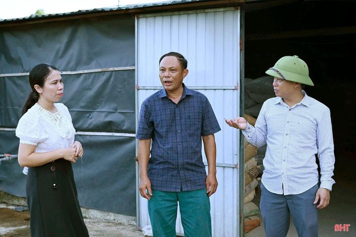 Hội Nông dân xã Hương Đô khảo sát các mô hình kinh tế để hướng dẫn thành lập các tổ hội nông dân nghề nghiệp.