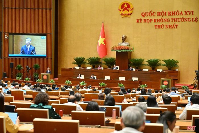 Toàn cảnh phiên thảo luận tại hội trường vào chiều 22/8.