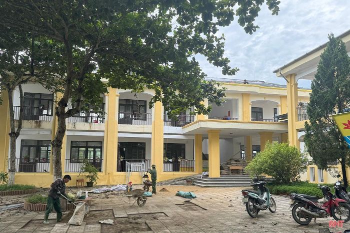 Nhà thầu đang khẩn trương hoàn thiện hạng mục sửa chữa với hệ thống cửa, nền, mái tại Trường TH&THCS Đức Lĩnh.