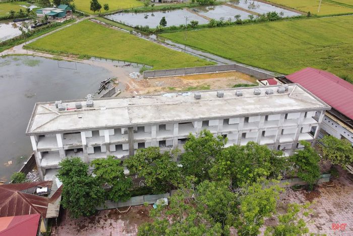 Dự án nhà hiệu bộ kết hợp phòng học bộ môn và các hạng mục phụ trợ Trường Tiểu học Đức Lâm từng có thời điểm phải thi công cầm chừng.